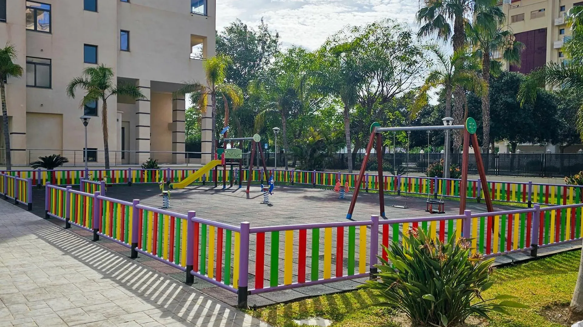 Sup T12 People - Alojamientos La Torre contacts